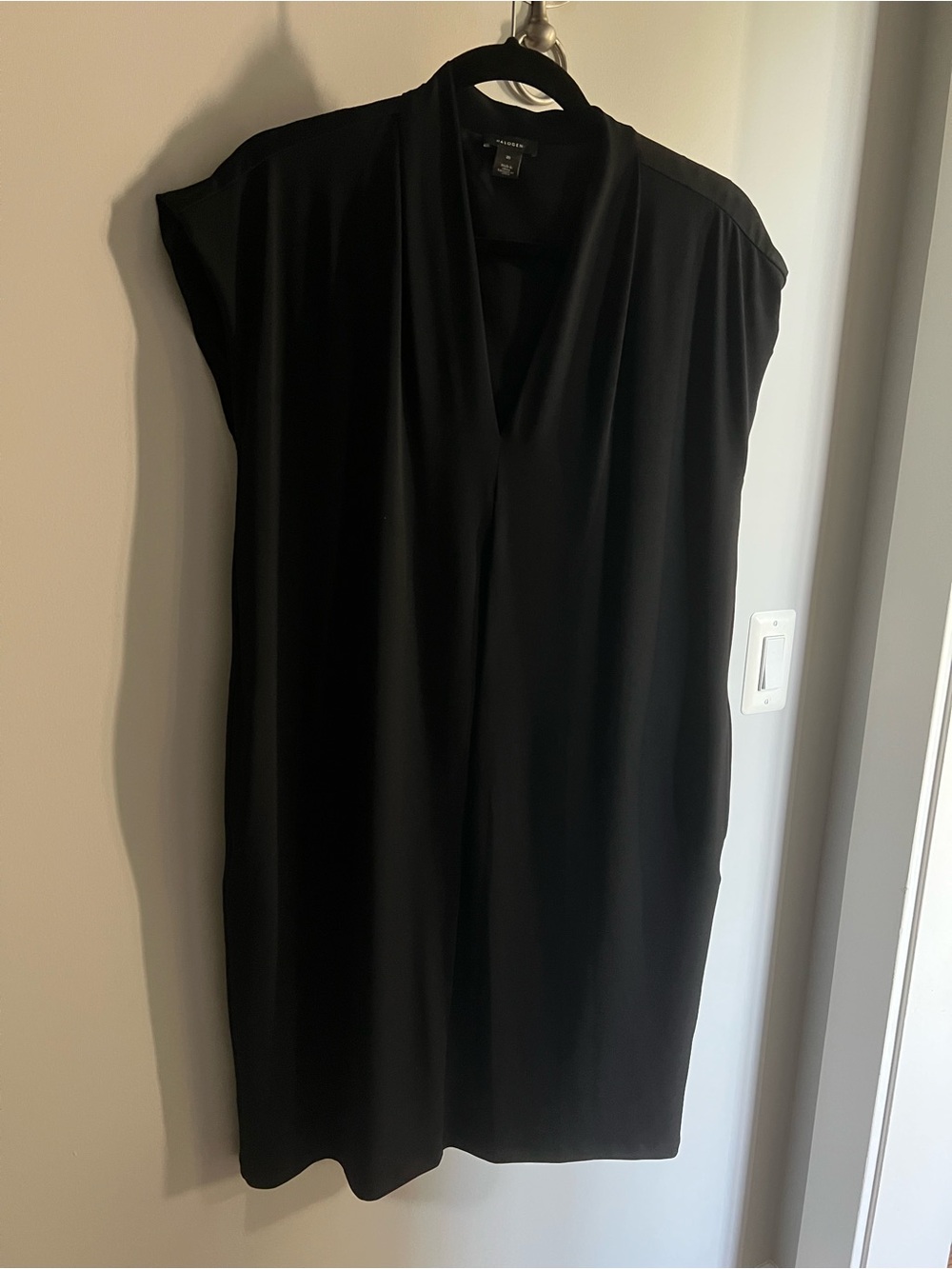 LIKE NEW Halogen Black V-Neck Cap Sleeve Dress